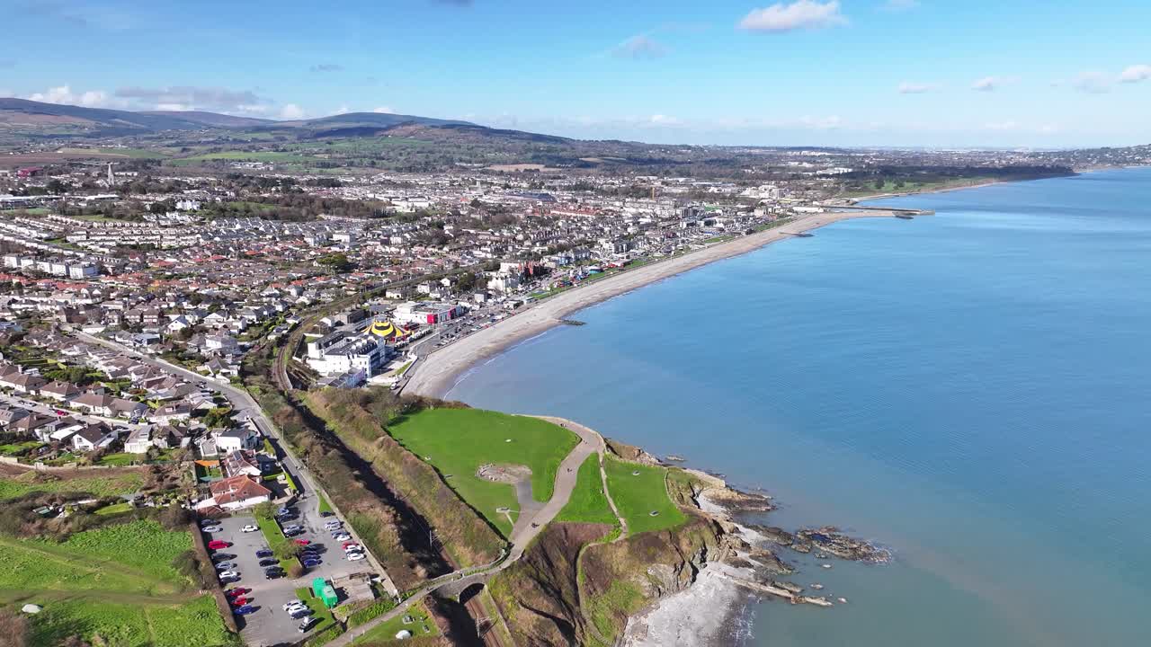 Bray, Co. Wicklow, Irland. Droneåpningsbilde til en pittoresk liten kystby.