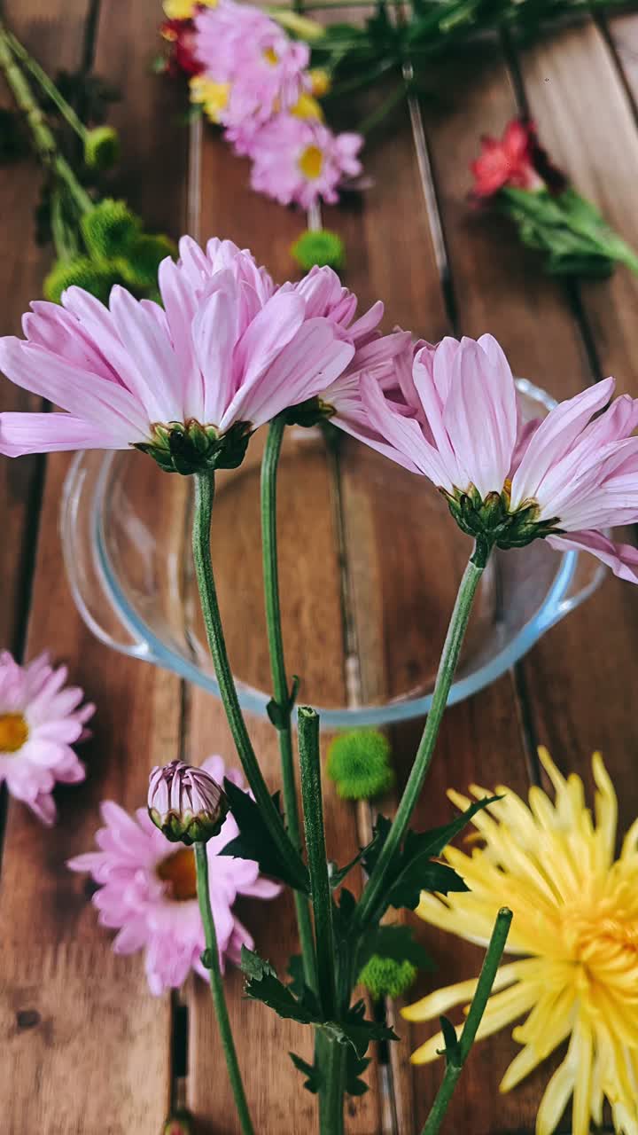 hermoso arreglo de flores coloridas en una mesa de madera