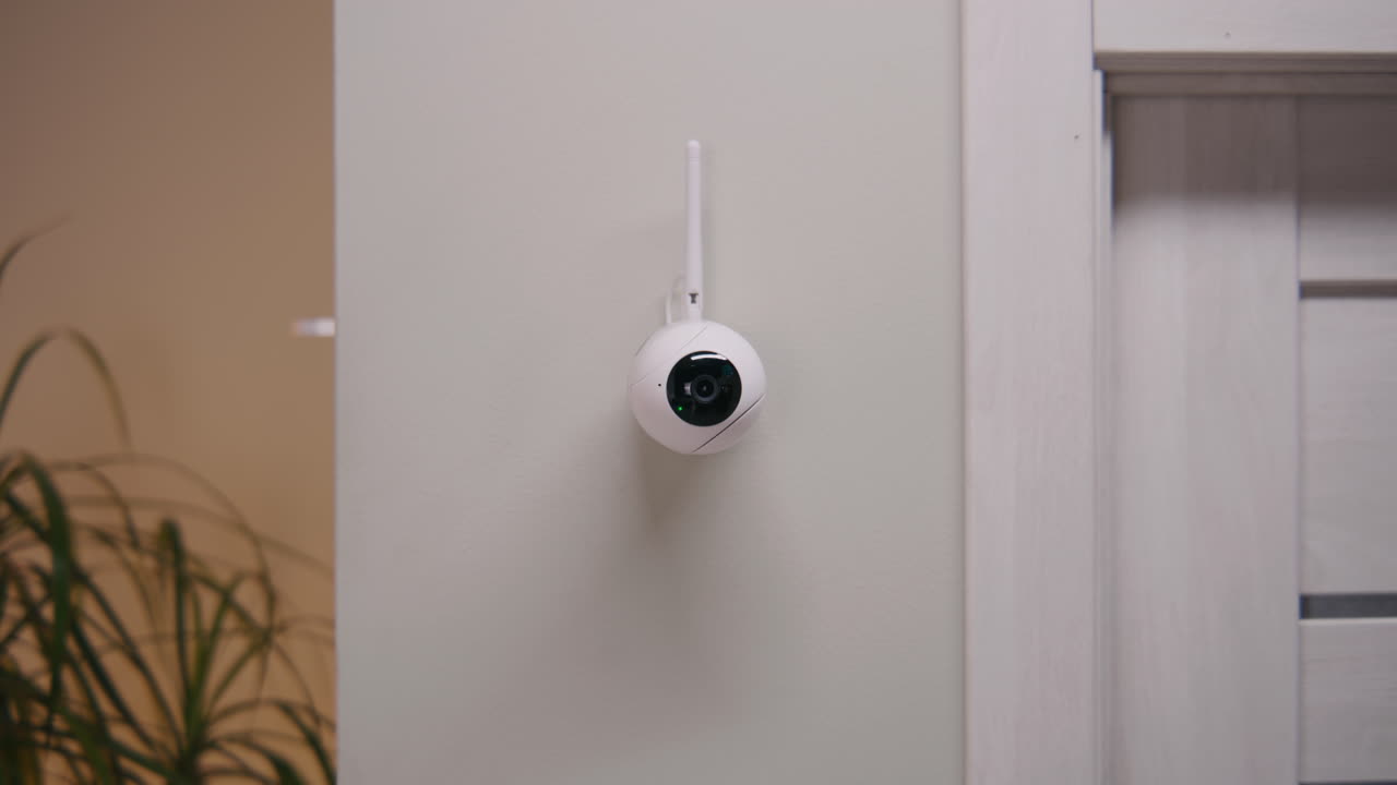 cámara de seguridad inalámbrica en la pared
