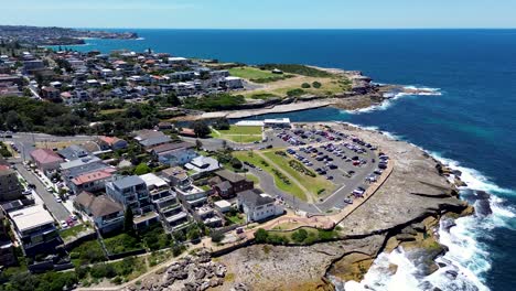 Drone-Aéreo-Promontorio-Costa-Vivienda-Residencial-Tranvías-Bloque-De-Apartamentos-Unidades-Océano-Playa-Gordons-Bay-Clovelly-Carpark-Coogee-Randwick-Nsw-Australia-4k