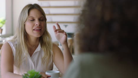 mulher bonita em um café falando com um amigo bebendo café desfrutando de uma conversa relaxada conversando juntos socializando na loja do restaurante