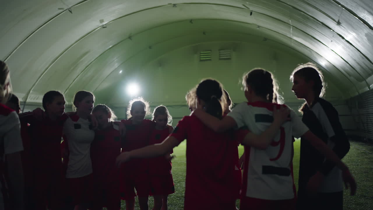 여자 축구팀이 함께 모여 승리를 축하하고 있습니다.