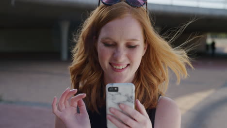 Retrato-Hermosa-Mujer-Joven-Usando-Mensajes-De-Texto-De-Teléfonos-Inteligentes-Disfrutando-De-La-Comunicación-Móvil-Sonriendo-Feliz-En-El-Fondo-Urbano-De-La-Ciudad