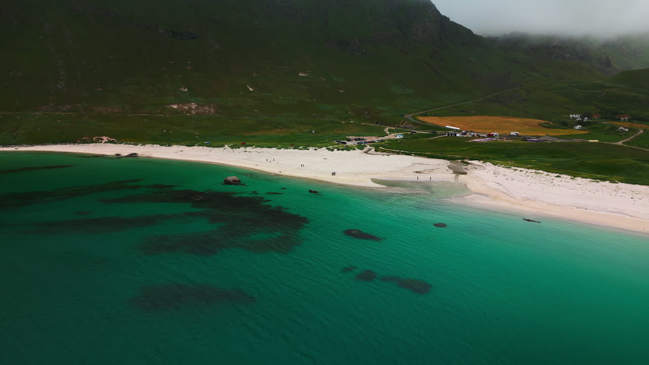 retiro aéreo panorámico de la playa de arena blanca de haukland en verano, lofoten noruega