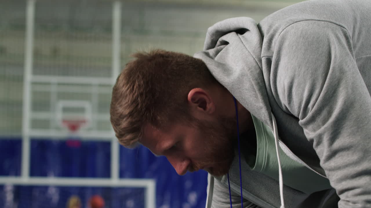 바닥 에 물건 을 놓는 사람