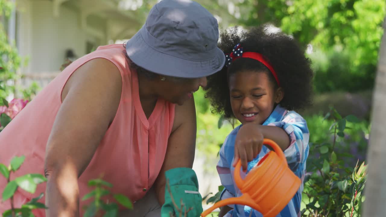 가족 들 이 함께 정원 을 가꾸는 것