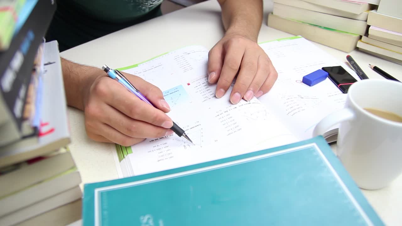 estudiante escribiendo la tarea de educación 1