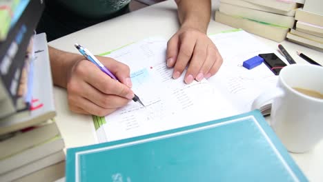 estudiante escribiendo la tarea de educación 1