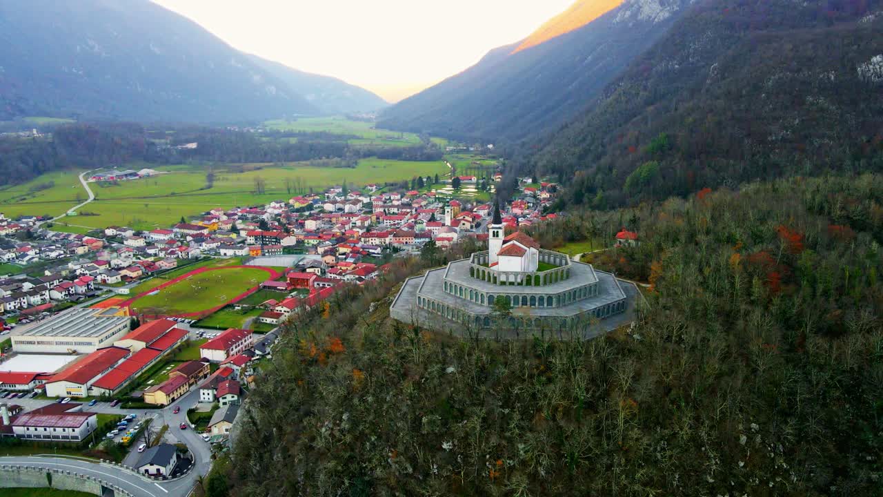 las imágenes aéreas de drones en 4k capturan la majestuosa iglesia de san antonio, kobarid, eslovenia.