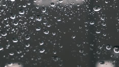 дождевая вода падает на ветровое стекло