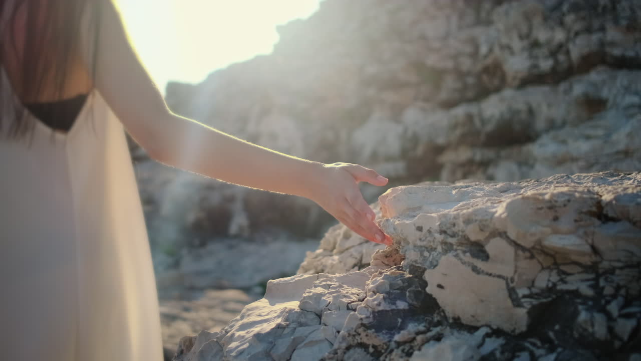 해안 에서 바위 를 탐사 하는 여자