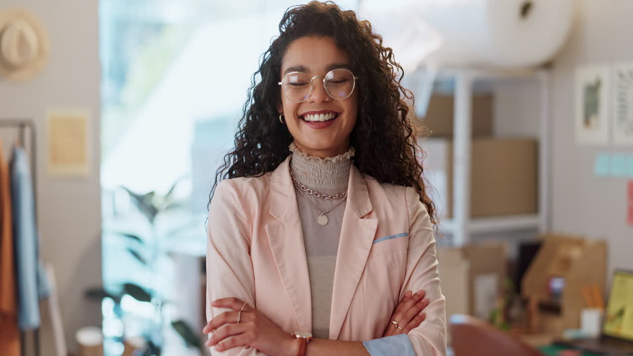 comercio electrónico, brazos cruzados y cara de mujer de negocios