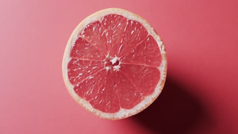 video de pomelo rojo en rodajas con espacio de copia sobre fondo rojo
