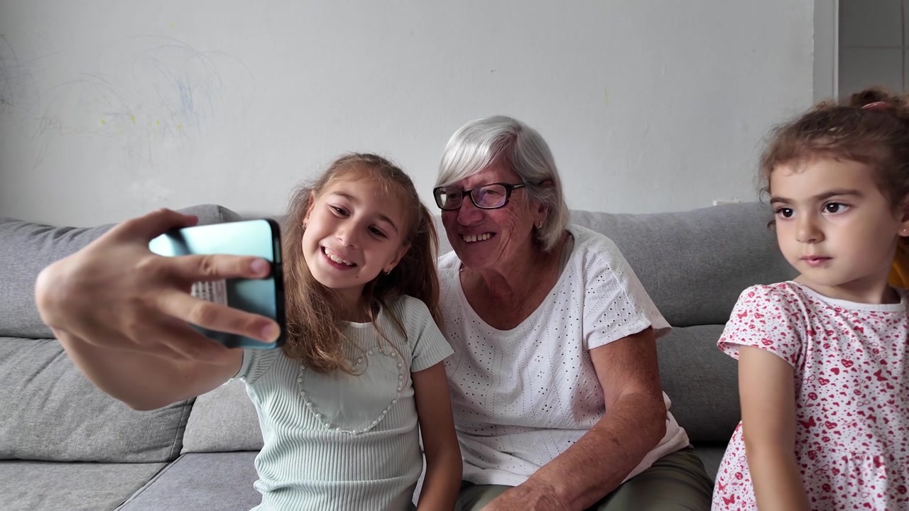 Bedstemor og barnebarn foretager et videoopkald sammen