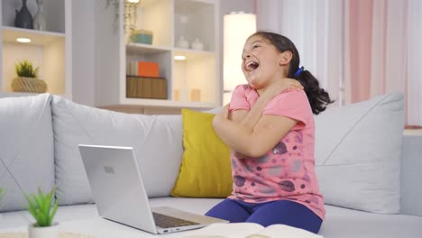 la niña abraza a la cámara.