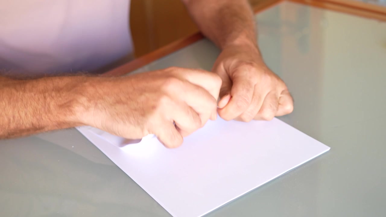 En omfattende trin-for-trin guide til at folde papir perfekt til forskellige håndværk og kreationer.