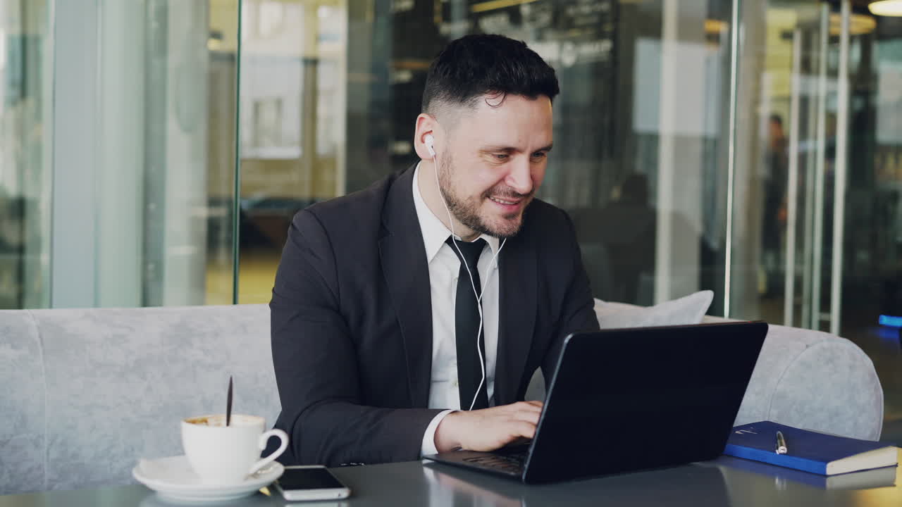 hombre de negocios trabajando en una computadora portátil en un café