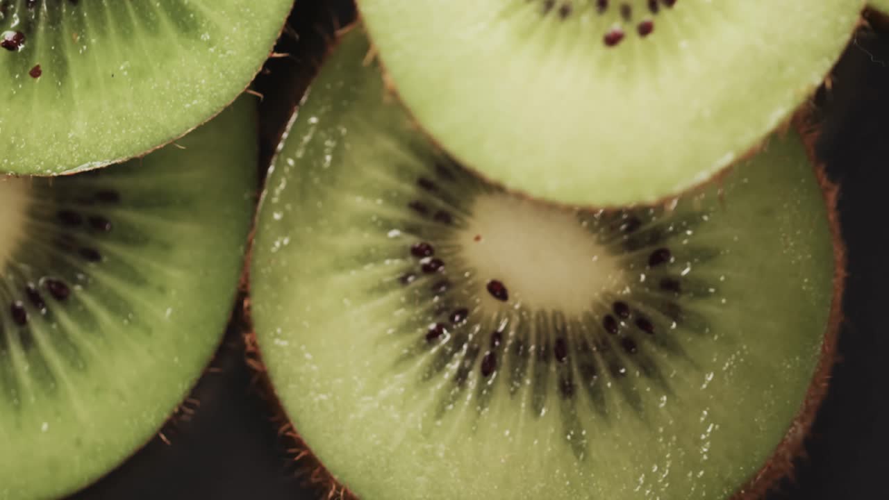 micro vídeo de close-up de fatias de frutas de kiwi com espaço de cópia