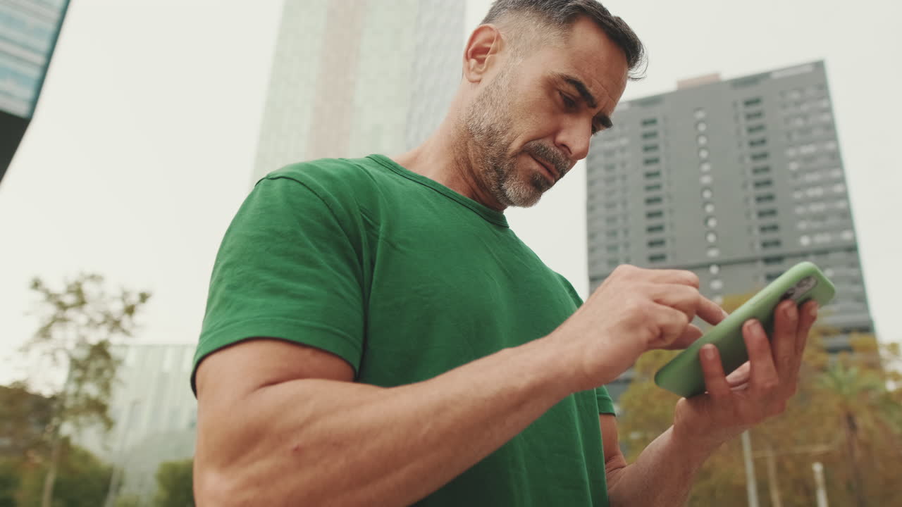 hombre usando un teléfono inteligente al aire libre en la ciudad