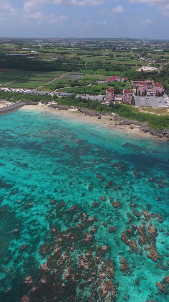 Vista aerea della spiaggia di Waiwai, della baia di Shigira e dell'Hotel Seabreeze sull'isola di Miyako, Okinawa, Giappone.