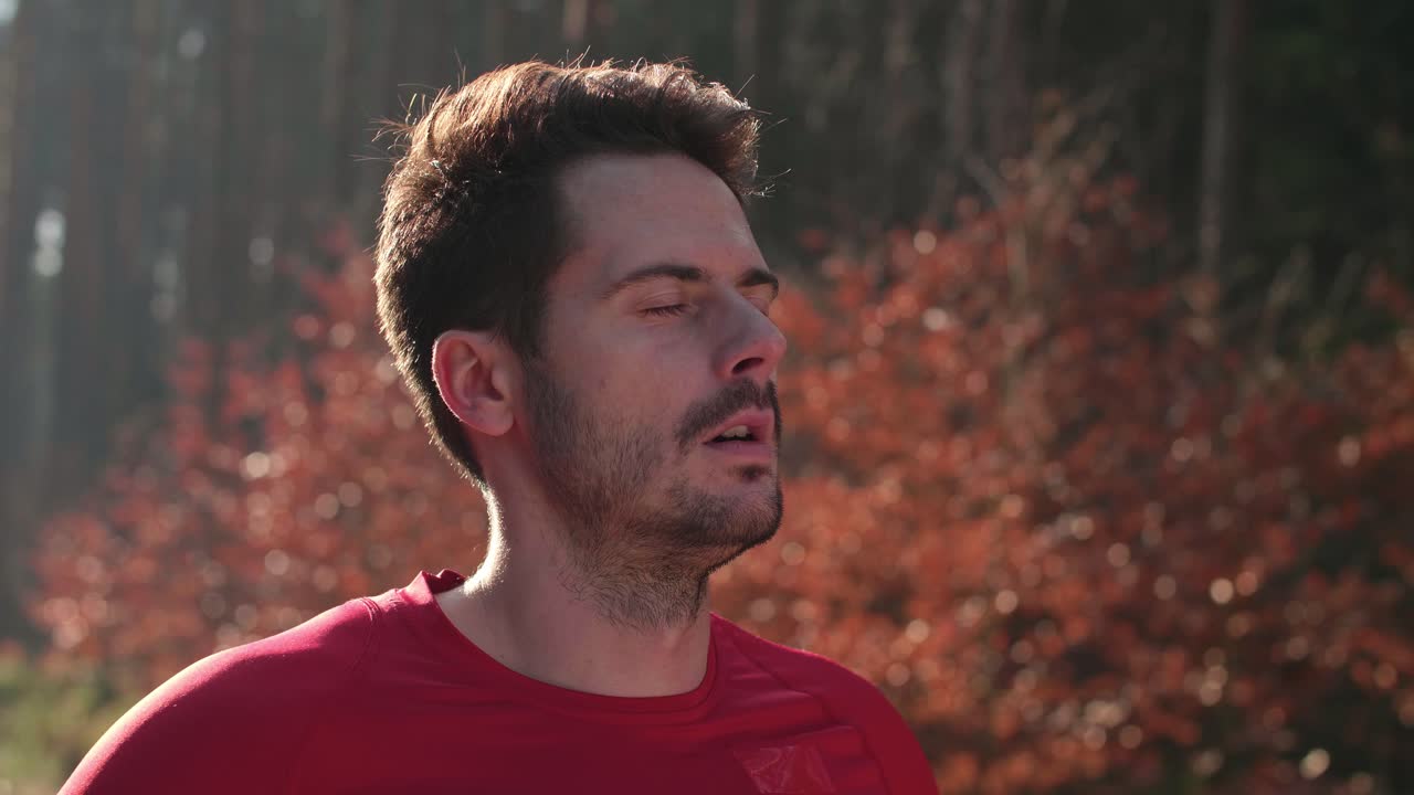 hombre respirando profundamente