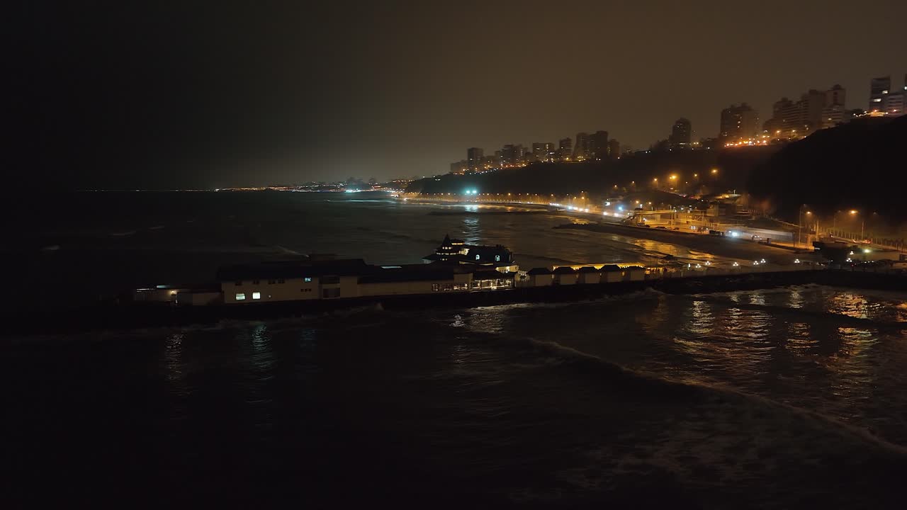 antena: restaurante del muelle nocturno, tráfico de la autopista debajo de los acantilados de lima perú