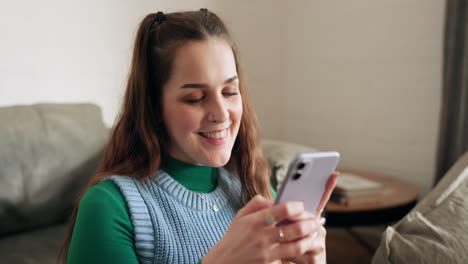 teléfono, redes y mujer joven en la vida