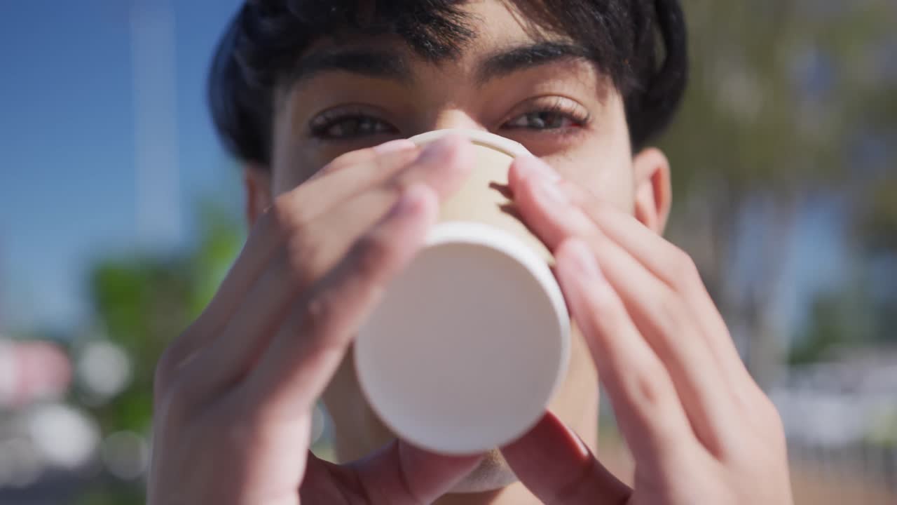 커피를 마시는 트랜스젠더 성인의 가까운 모습