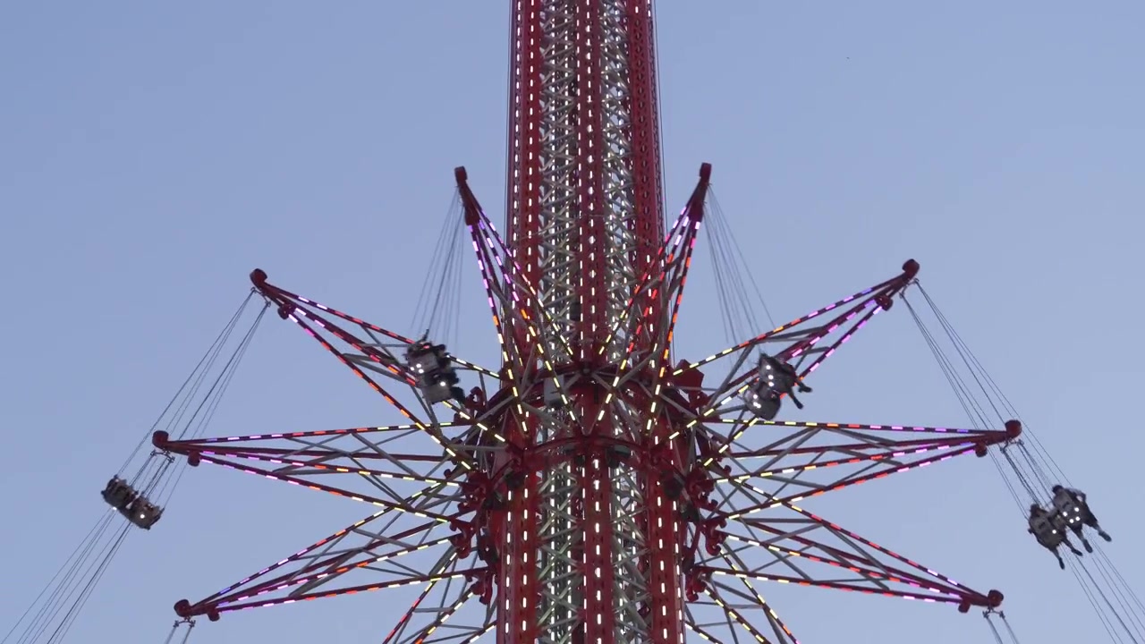 SkyFlyer Ride – Vertikal svingkarusell ved Asiatique The Riverfront i Bangkok, Thailand. – Statisk bilde
