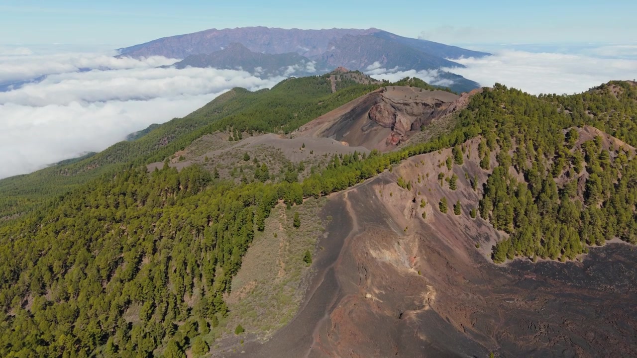 Percorso panoramico rivelatore del sentiero escursionistico Ruta de los Volcanes verso la Caldera de Taburiente, La Palma, Spagna