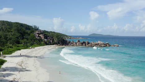 Deslizarse-Sobre-La-Playa-De-Grand-Anse,-La-Digue