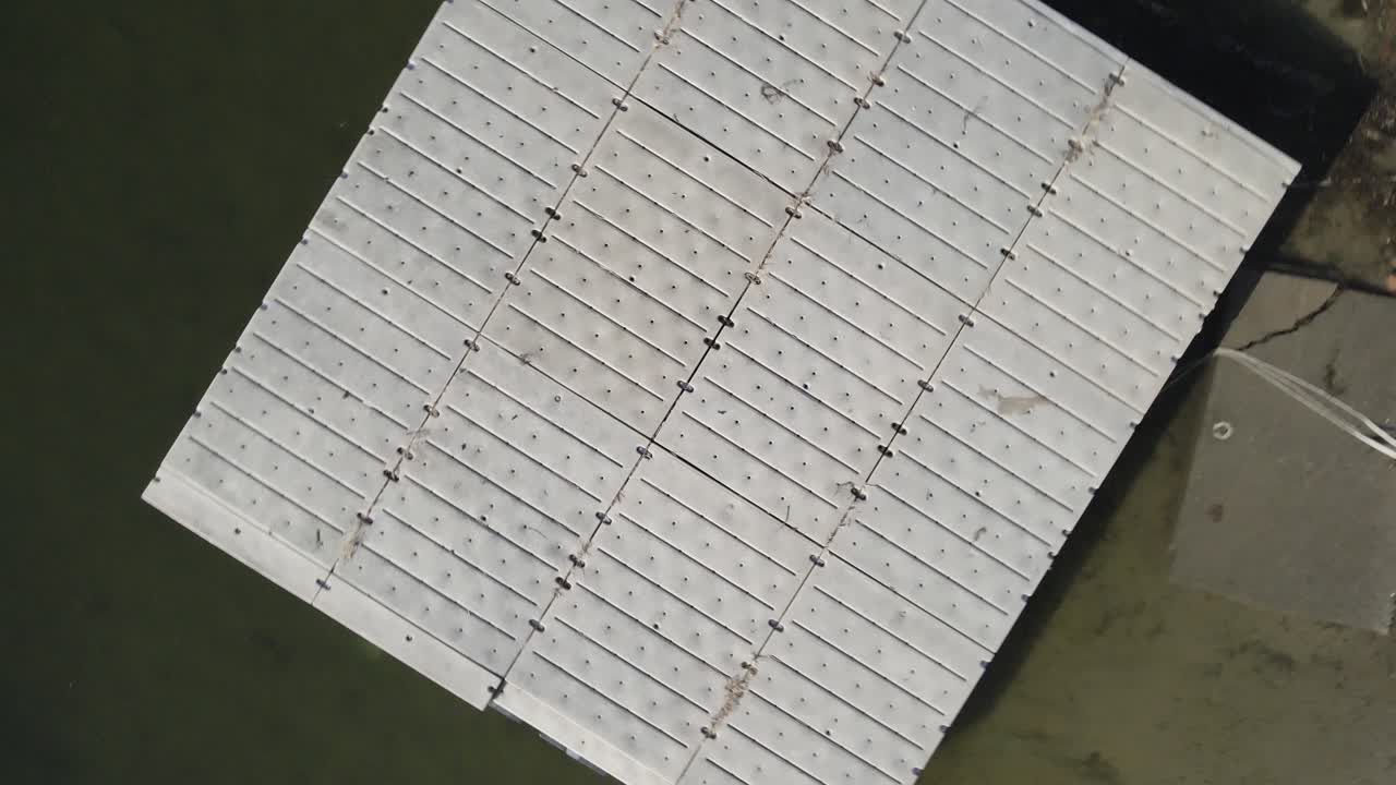 vista aérea del muelle del lago en espiral