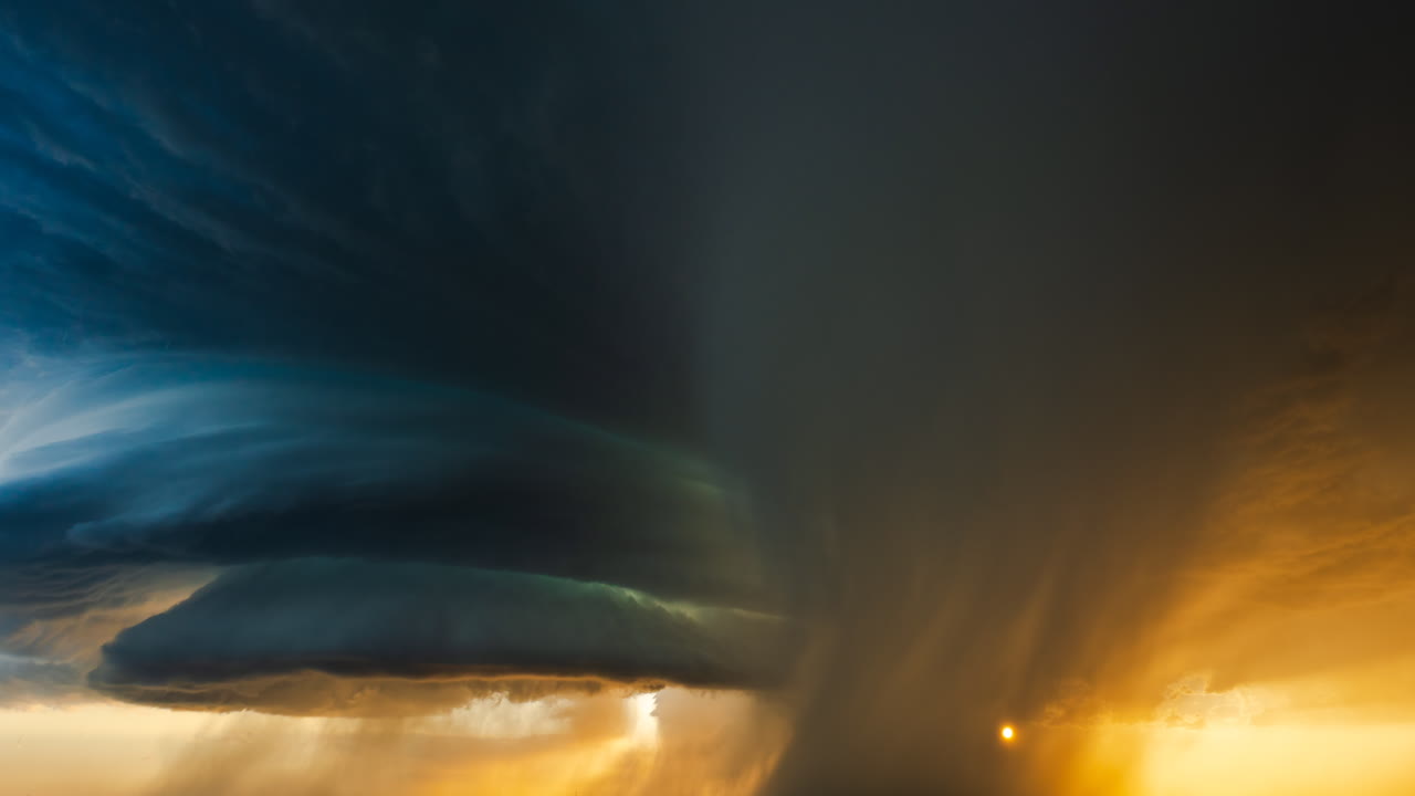 Nuvens de tempestade formando ondas dramáticas no céu, criando uma cena climática épica