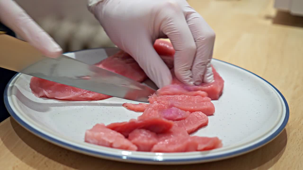 la carne cruda se corta en tiras largas