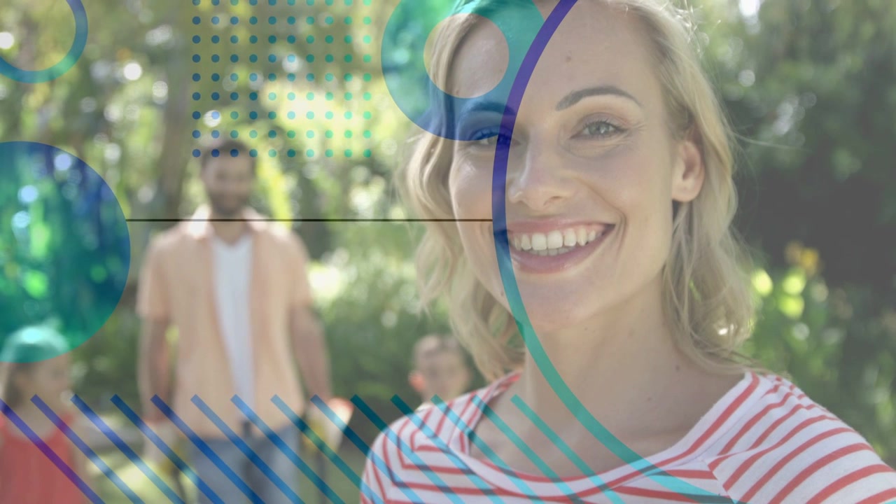 Donna sorridente che si volta verso la famiglia che cammina in giardino, con overlay che si animano, presentando un regalo per il marketing