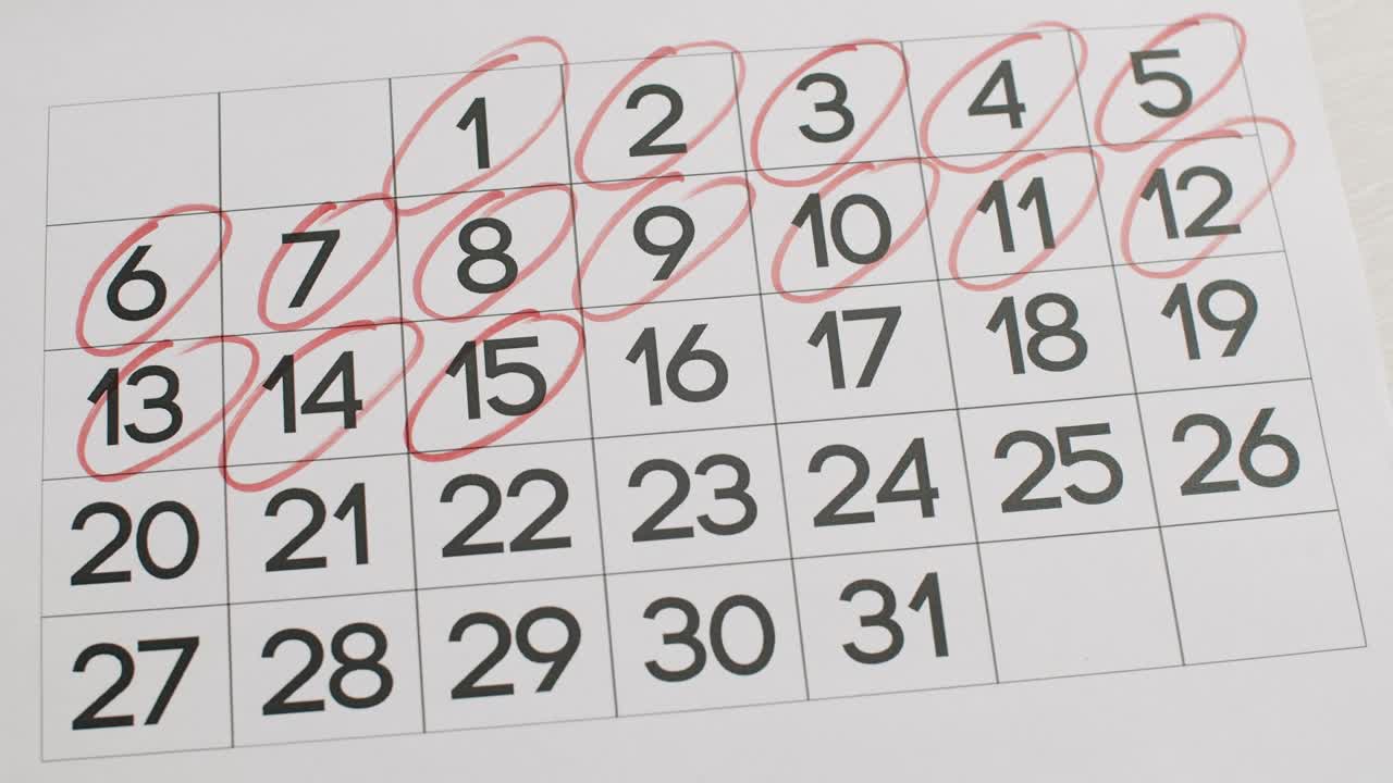 la mano del hombre escribe todo el día en el calendario de papel usando un bolígrafo rojo.