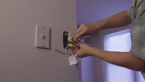 Installation-Eines-Intelligenten-Elektrischen-Lichtschalters-Im-Haus-Für-Google-Home-4K