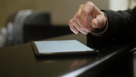 hombre firmando en una tableta en el hotel