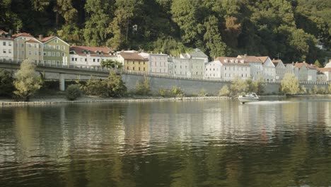 Boot-Fährt-über-Donau-In-Passau