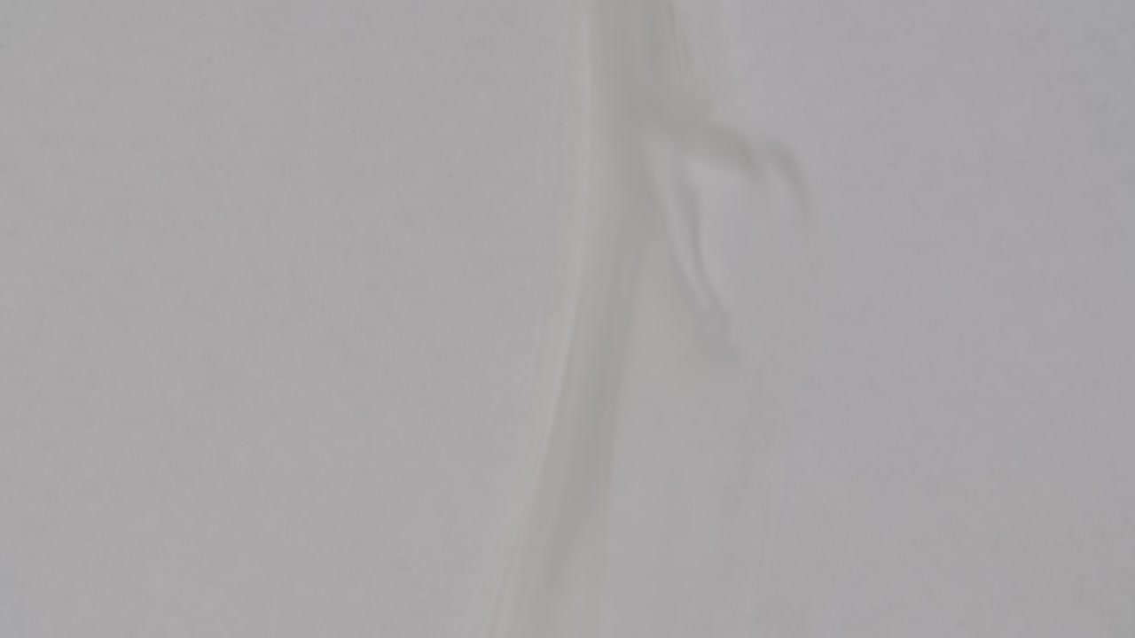 la hoja blanca de papel se quema y fuma en la pantalla azul clave de croma. el fuego quema el papel desde el centro de la hoja y lo convierte en ceniza. perfecto para hermosas transiciones de video. cerca. cámara lenta