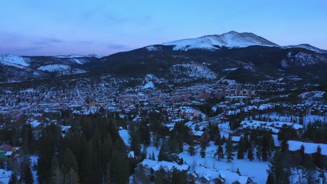 árboles-Y-Colinas-Cubiertas-De-Nieve