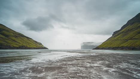 Strand-Bei-Ebbe,-Umgeben-Von-Grünen-Bergen-Und-Ziehenden-Wolken-Im-Zeitraffer