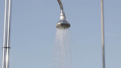 el agua pasa por la ducha, fuera de tiro