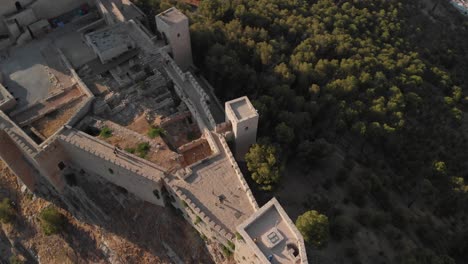 Castillo-De-Jaen,-Spanien-Jaens-Burg-Fliegende-Und-Bodenaufnahmen-Von-Dieser-Mittelalterlichen-Burg-Am-Nachmittag-Im-Sommer,-Es-Zeigt-Auch-Die-Stadt-Jaen,-Die-Mit-Einer-Drohne-Und-Einer-Action-kamera-Mit-4k-24-Fps-Unter-Verwendung-Von-Nd-filtern-Aufgenommen-Wurde