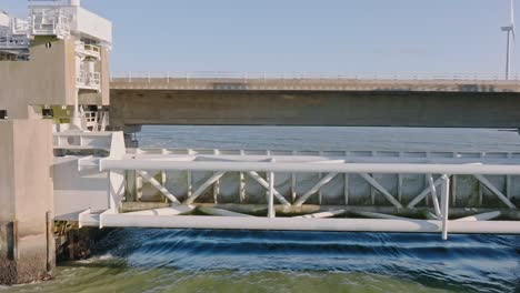 荷蘭西蘭島 (zeeland) 的東施爾德河 (eastern scheldt) 暴風潮防<unk> (storm surge barrier) 的混凝土和鋼鐵施工細節,在一個美麗的陽光明<unk>的日子