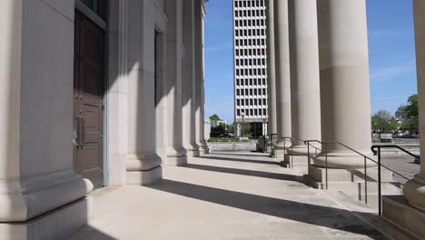 columnas en el edificio de la corte suprema del estado de mississippi en jackson, mississippi con video inclinado hacia abajo