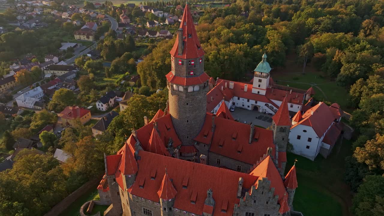 Veduta aerea del Castello di Bouzov con i primi raggi di luce che accarezzano le sue torri