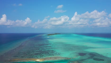 Paraíso-Puerta-Tropical-De-Los-Atolones-De-Maldivas-Con-Laguna-Turquesa-Iluminada-Poco-Profunda-Llena-De-Arrecifes-De-Coral-En-Medio-Del-Océano-Índico