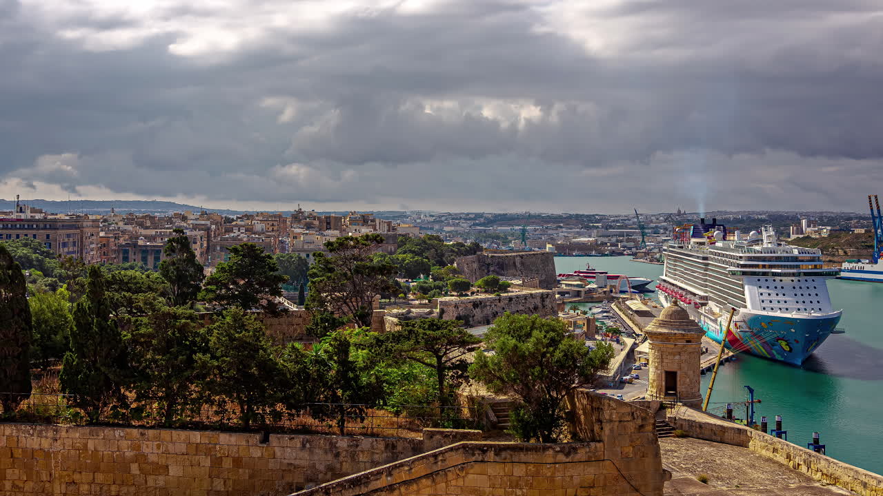 크루즈 선박이 정박한 발레타 항구 위의 공중 타임  ⁇ 프