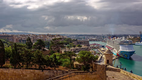 lapso de tiempo aéreo sobre el puerto de valletta donde está amarrado un crucero